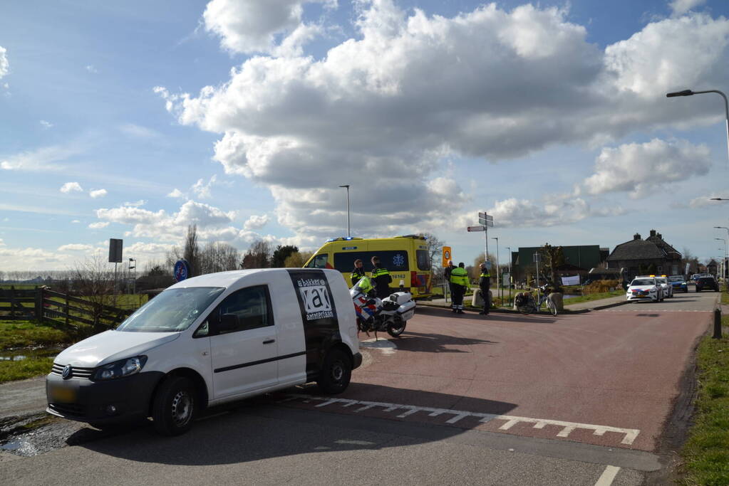 Fietser geschept door bestelbus