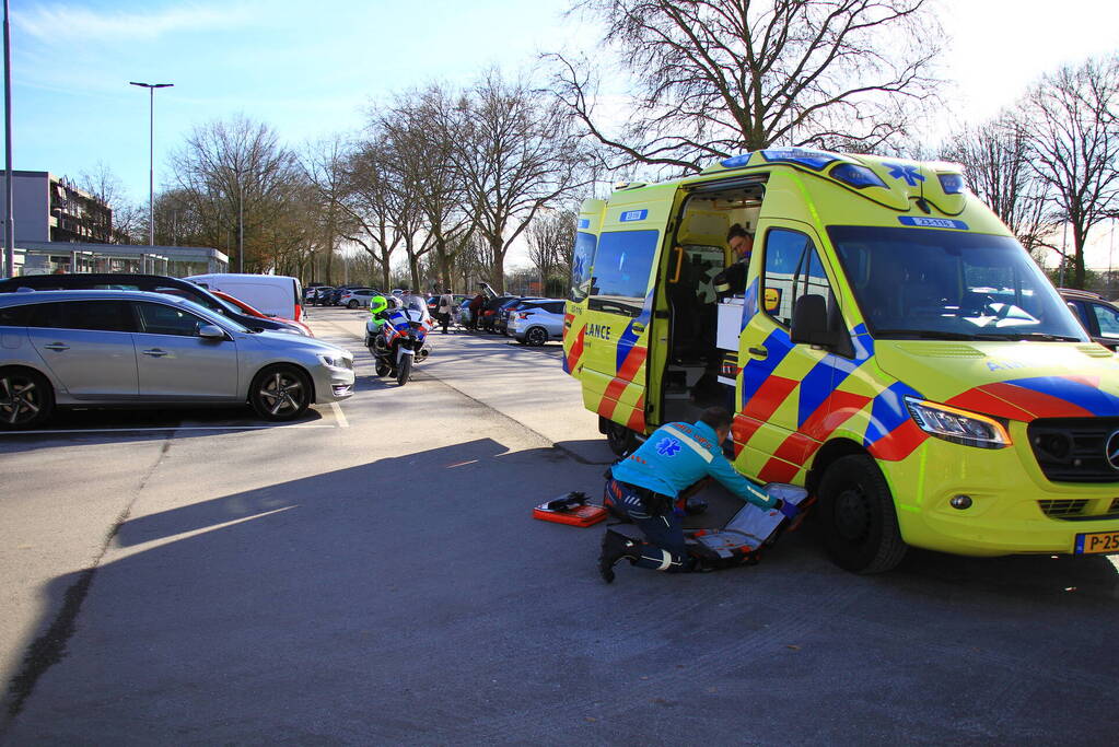Man gewond na val op parkeerterrein