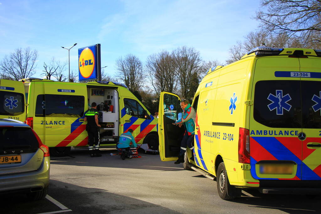Man gewond na val op parkeerterrein