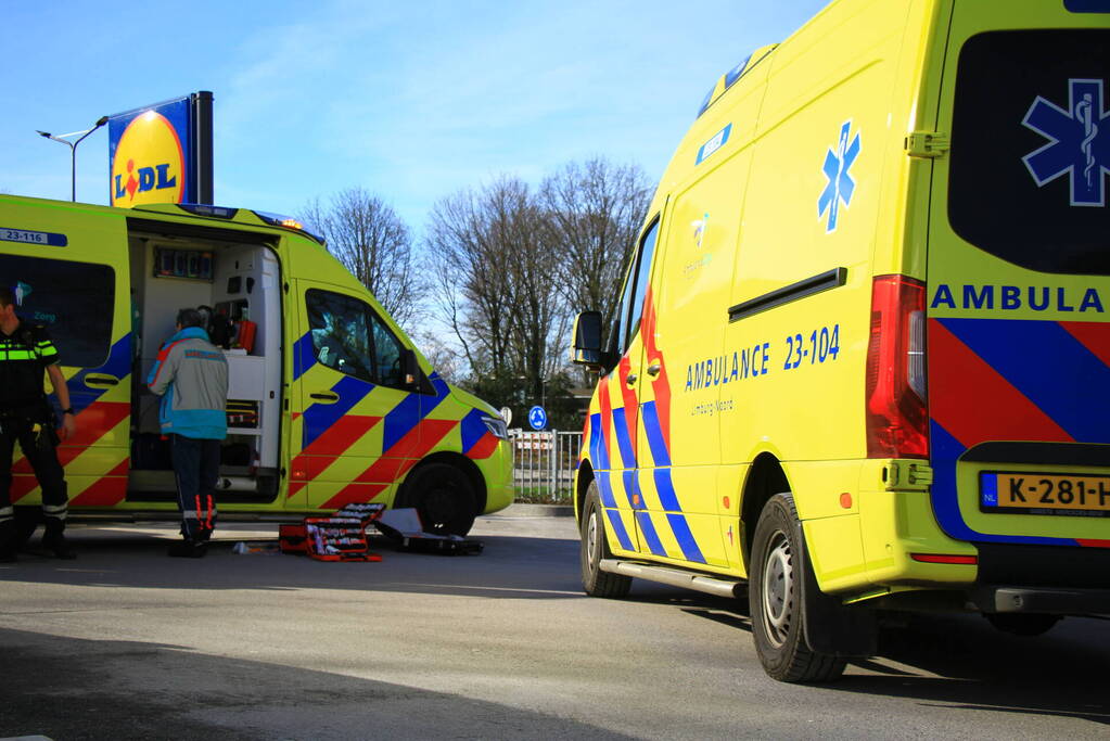 Man gewond na val op parkeerterrein