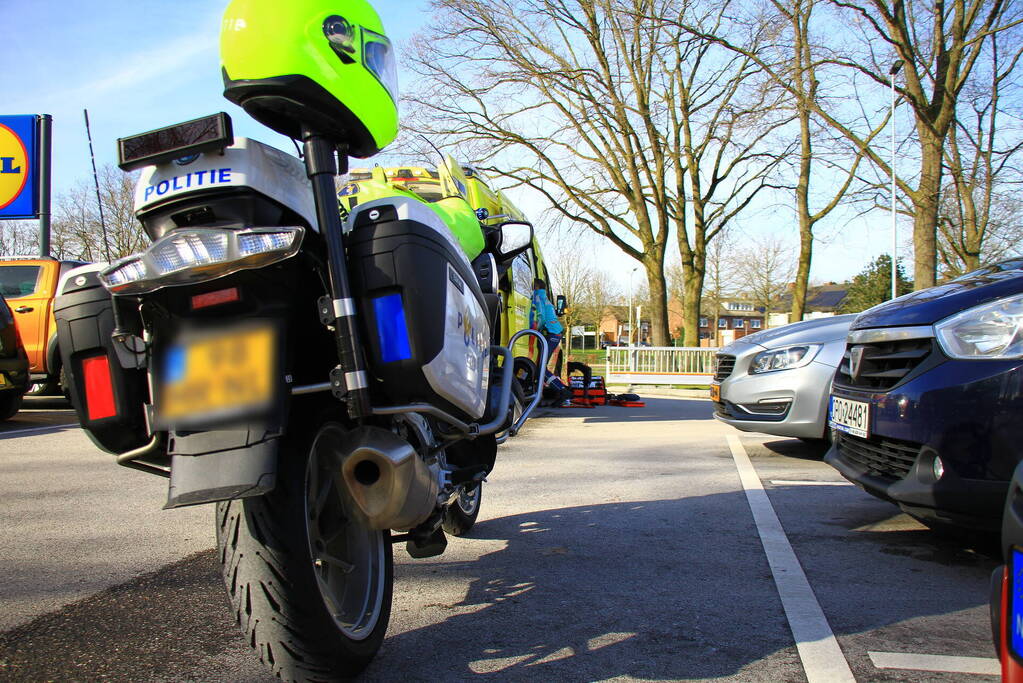 Man gewond na val op parkeerterrein