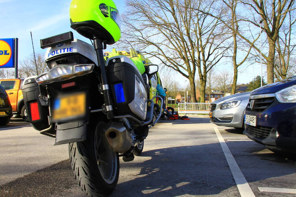 Man gewond na val op parkeerterrein