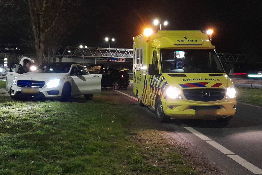 Twee voertuigen in botsing op afrit van snelweg