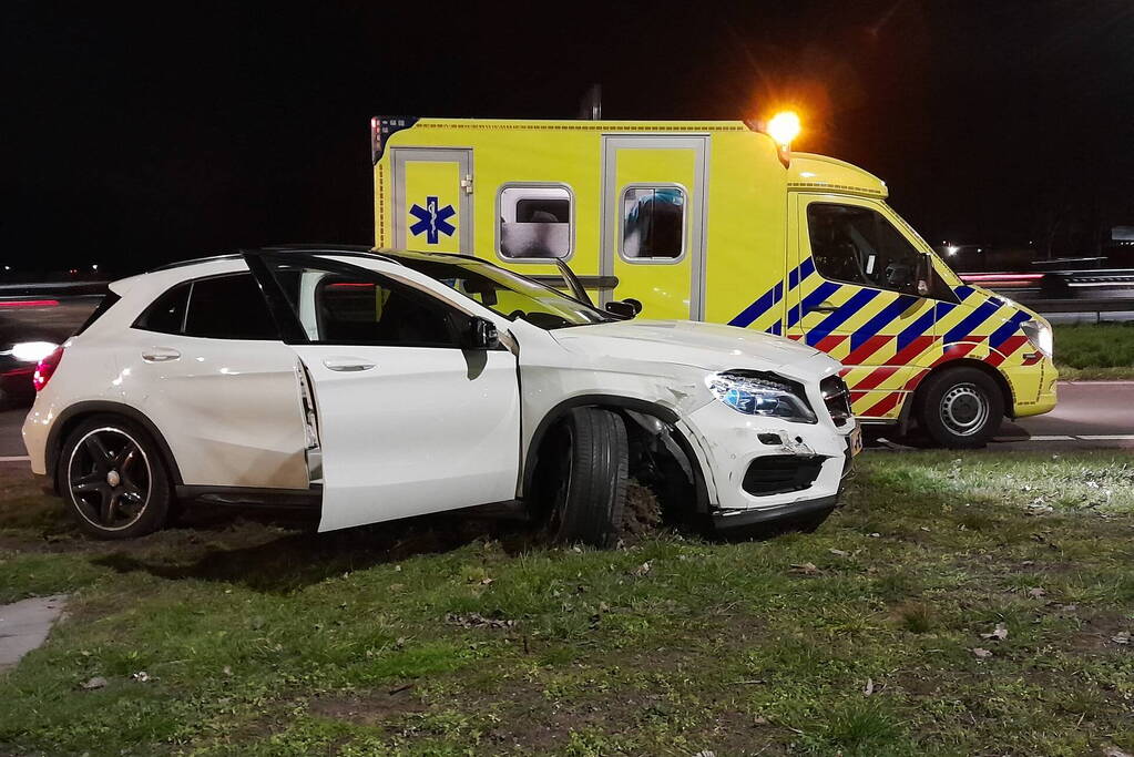 Twee voertuigen in botsing op afrit van snelweg