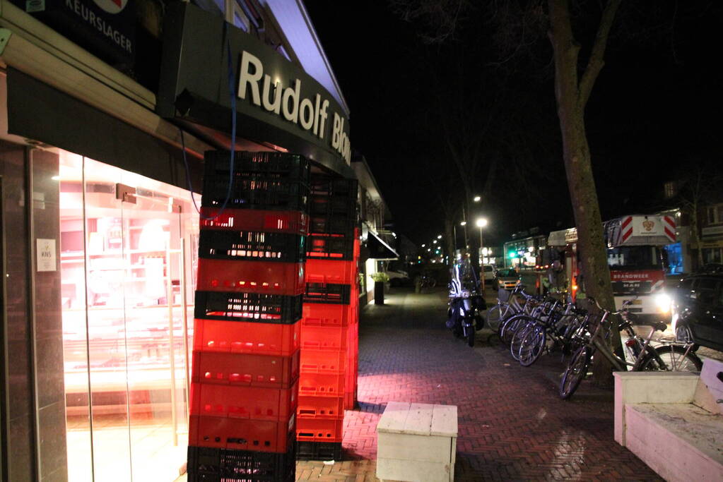 Reclamebord dreigt naar beneden te vallen