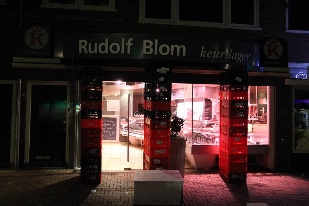 Reclamebord dreigt naar beneden te vallen