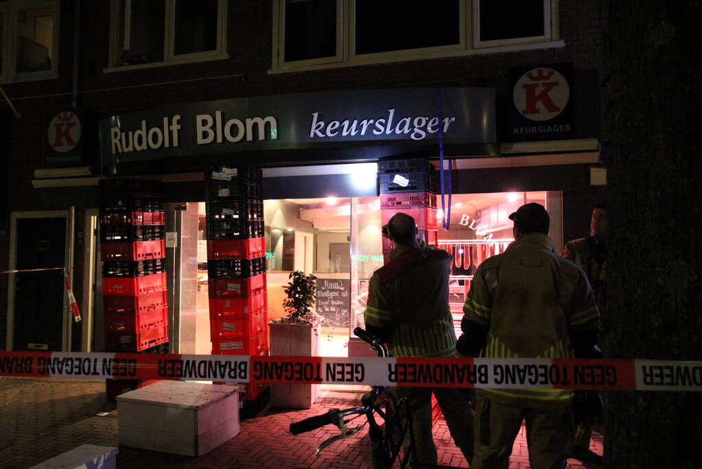 Reclamebord dreigt naar beneden te vallen