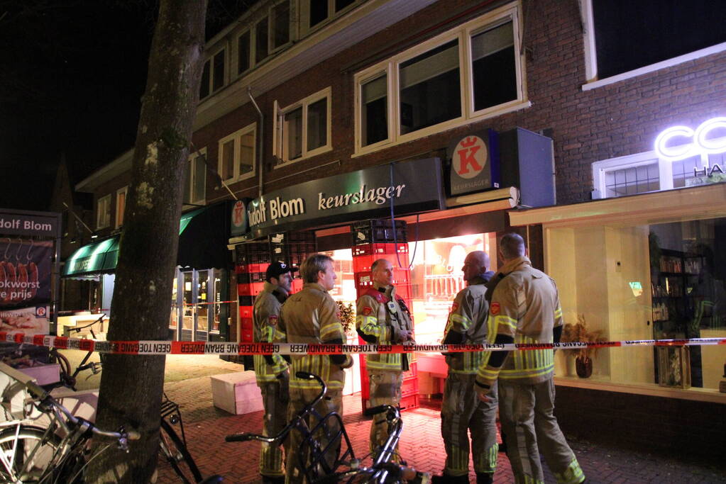 Reclamebord dreigt naar beneden te vallen