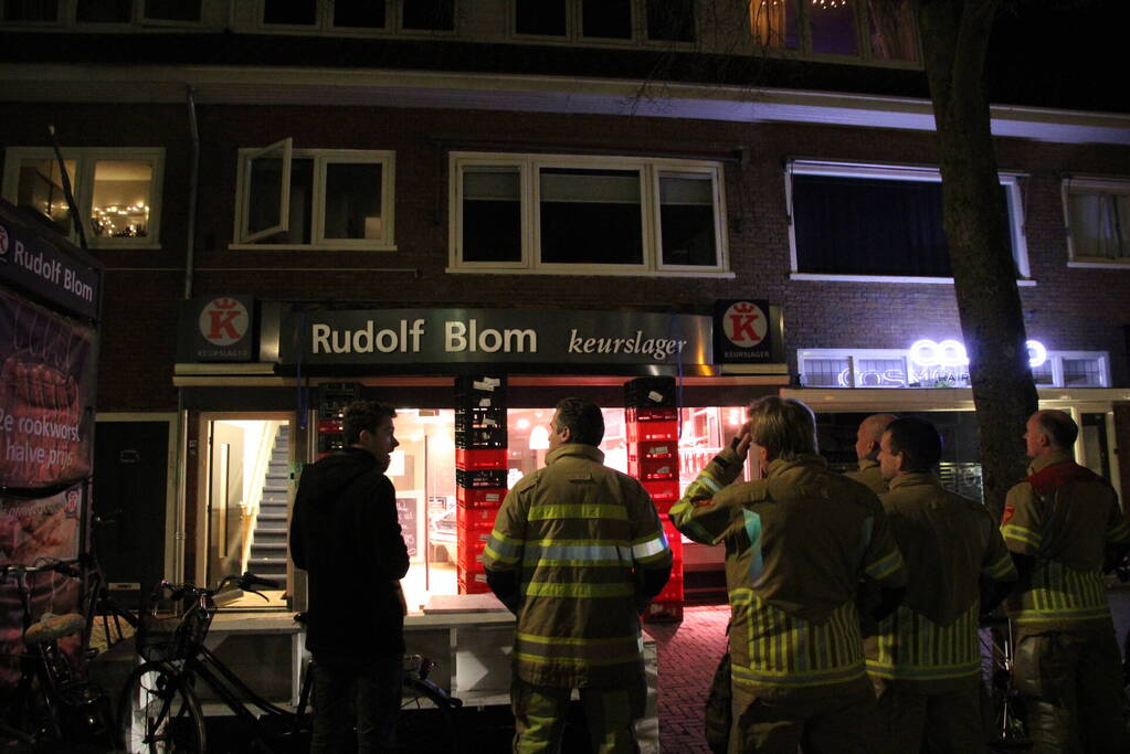 Reclamebord dreigt naar beneden te vallen