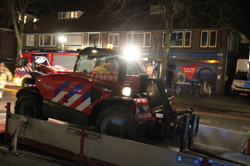 Reclamebord dreigt naar beneden te vallen