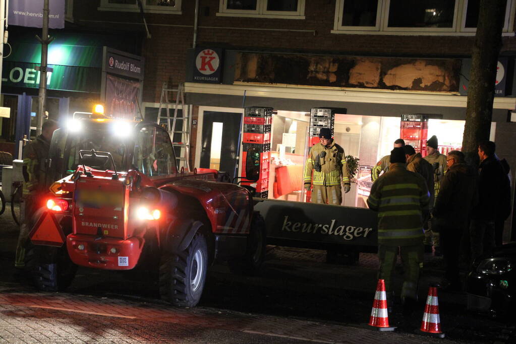 Reclamebord dreigt naar beneden te vallen