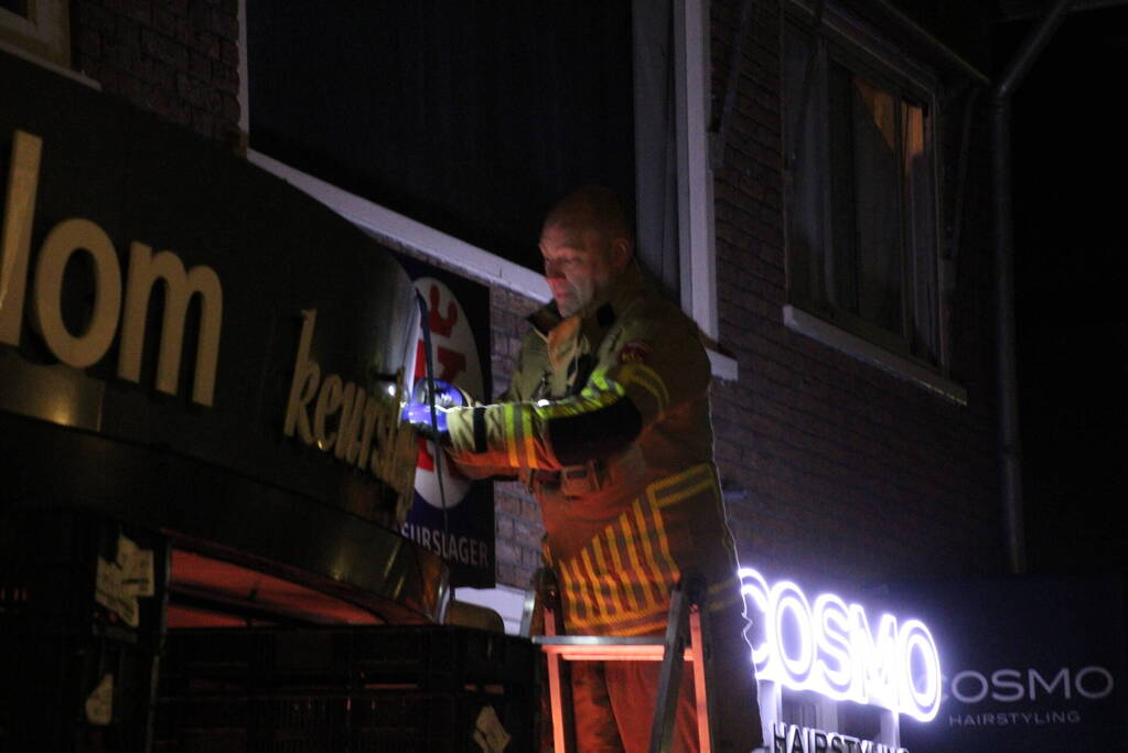 Reclamebord dreigt naar beneden te vallen