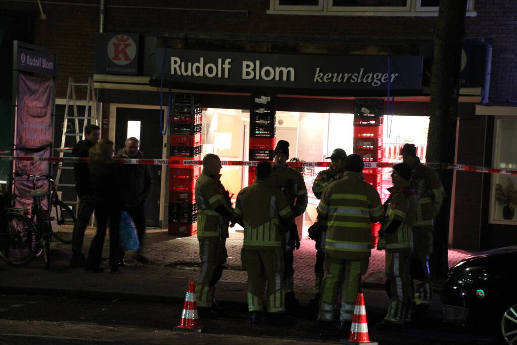 Reclamebord dreigt naar beneden te vallen