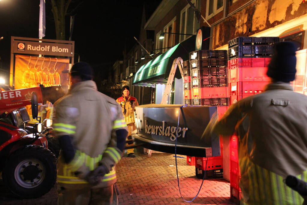 Reclamebord dreigt naar beneden te vallen