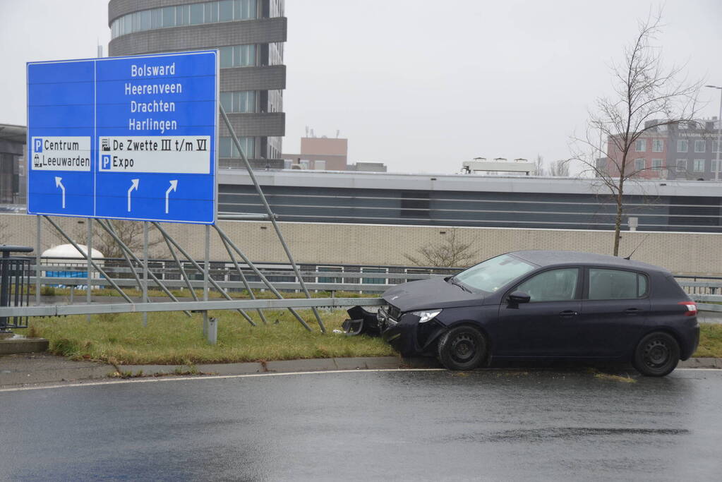 Automobilist eindigt tegen vangrails