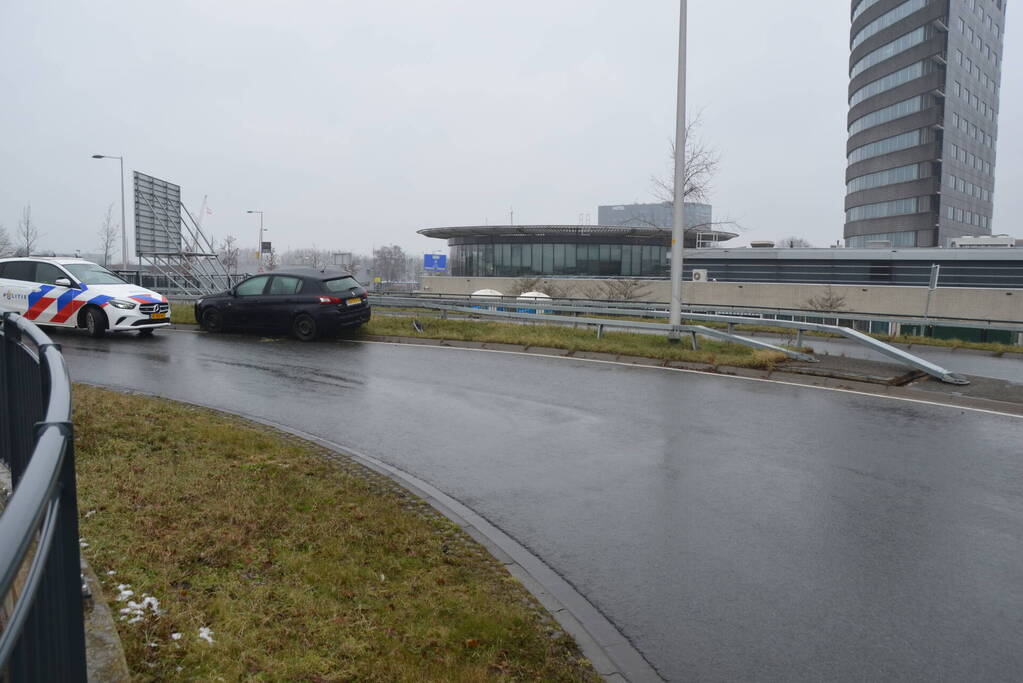 Automobilist eindigt tegen vangrails