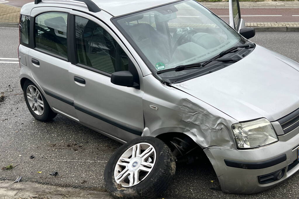 Voorwiel breekt af bij verkeersongeval