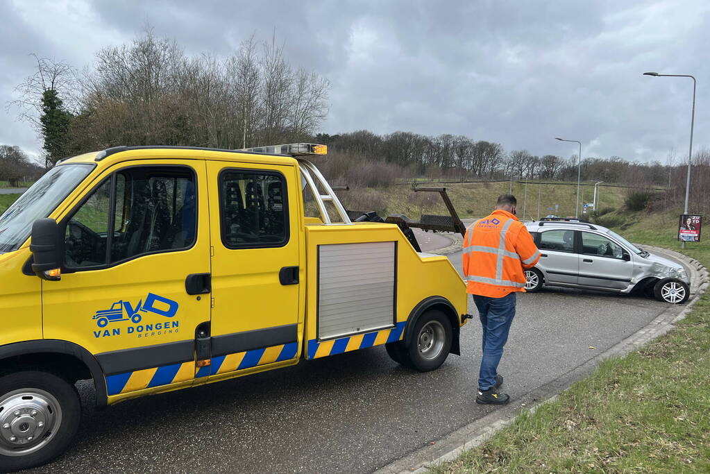 Voorwiel breekt af bij verkeersongeval