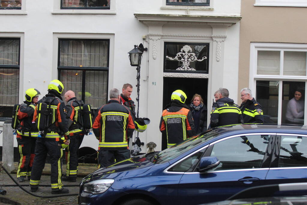 Brandweer verricht metingen na gaslucht