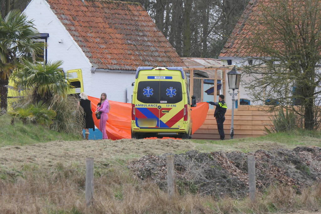 Persoon overleden na incident bij woning