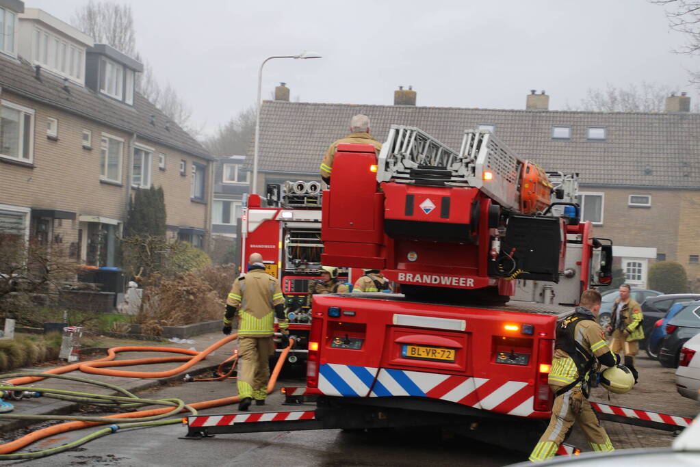 Veel rookontwikkeling bij brand in dak van woning