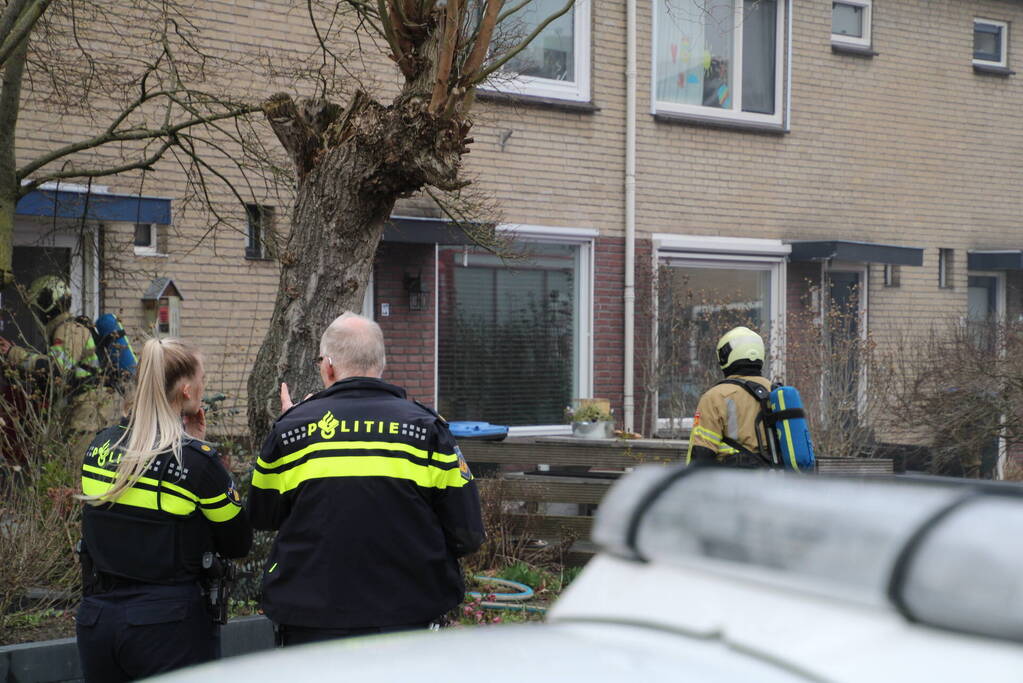 Veel rookontwikkeling bij brand in dak van woning