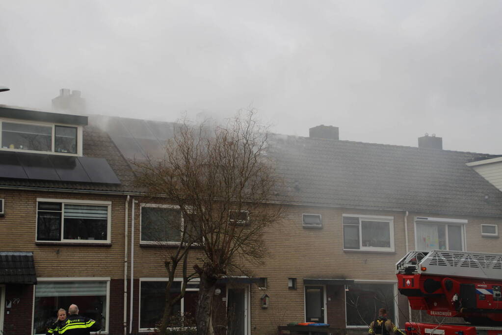 Veel rookontwikkeling bij brand in dak van woning