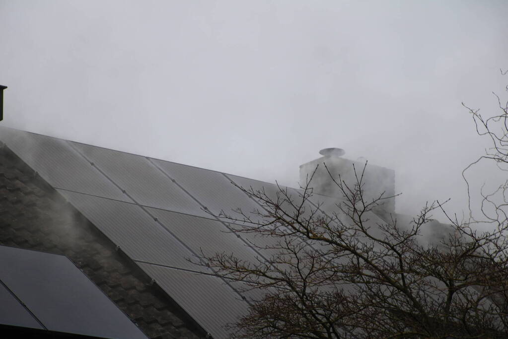 Veel rookontwikkeling bij brand in dak van woning