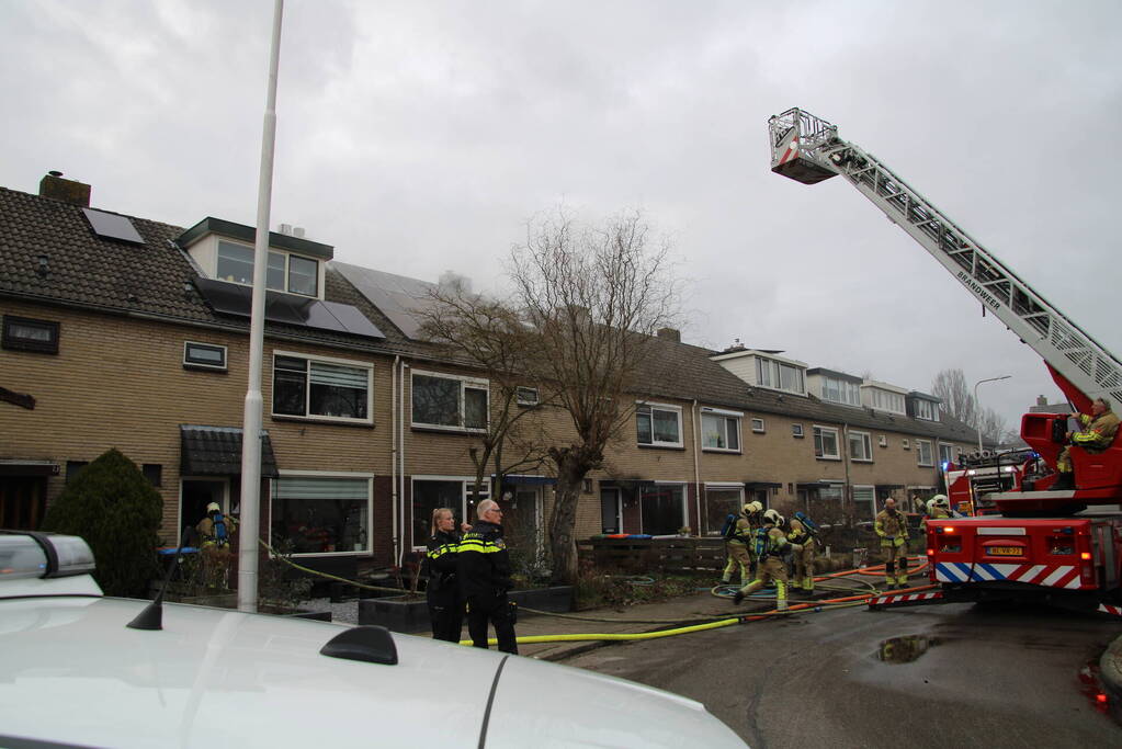 Veel rookontwikkeling bij brand in dak van woning