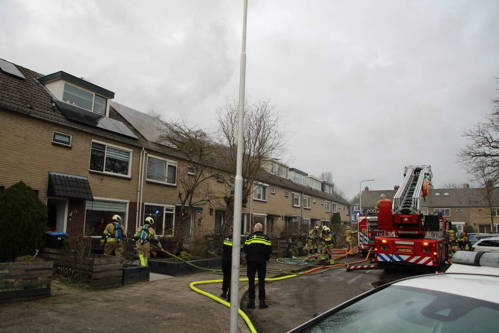 Veel rookontwikkeling bij brand in dak van woning