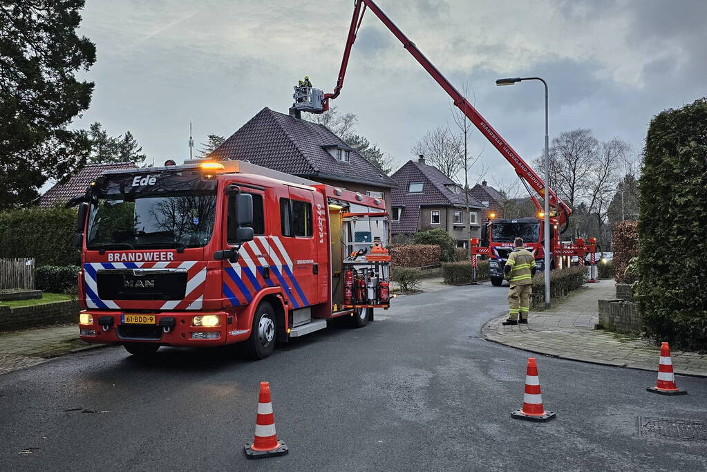 Brandweer veegt schoorsteen na brand