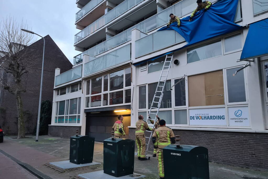 Brandweer verwijdert zonnescherm