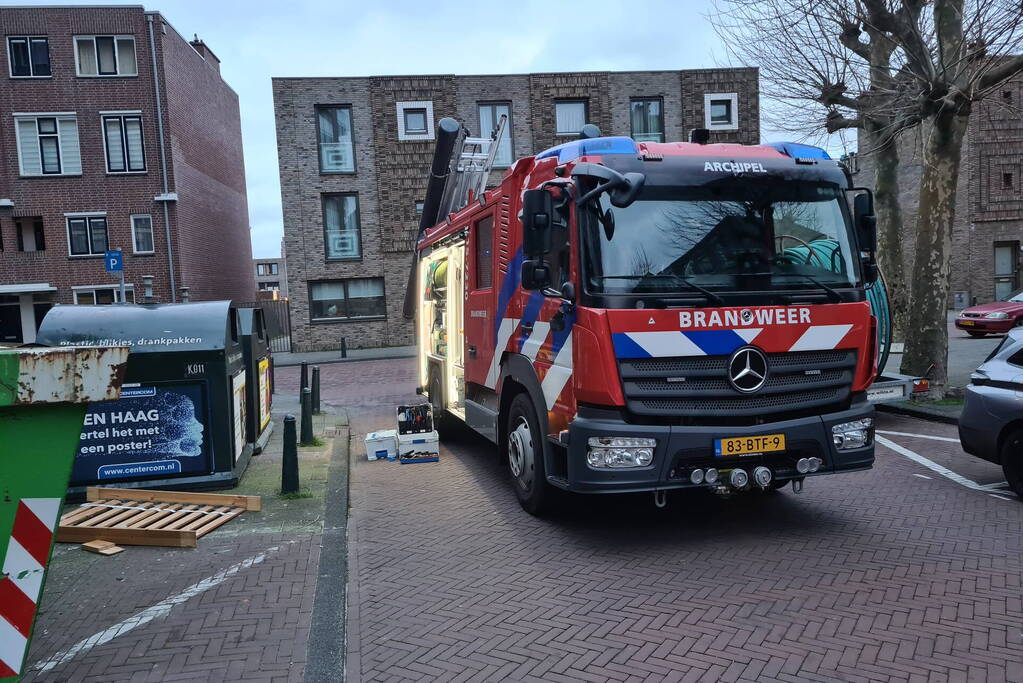 Brandweer verwijdert zonnescherm