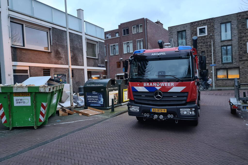 Brandweer verwijdert zonnescherm