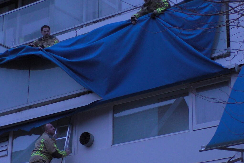 Brandweer verwijdert zonnescherm