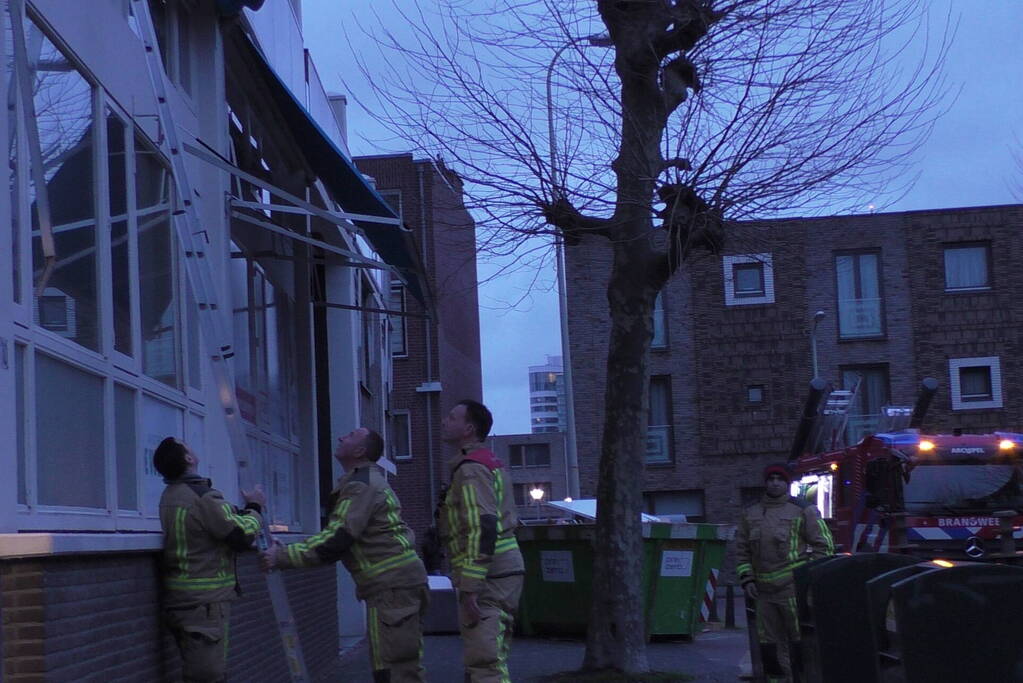 Brandweer verwijdert zonnescherm