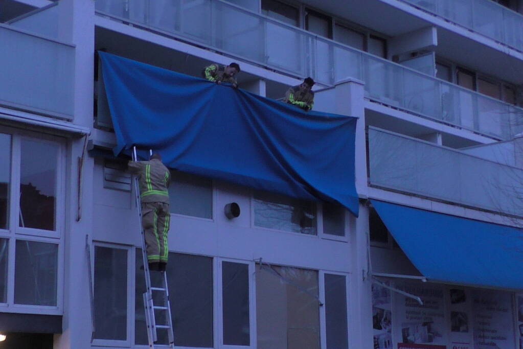 Brandweer verwijdert zonnescherm