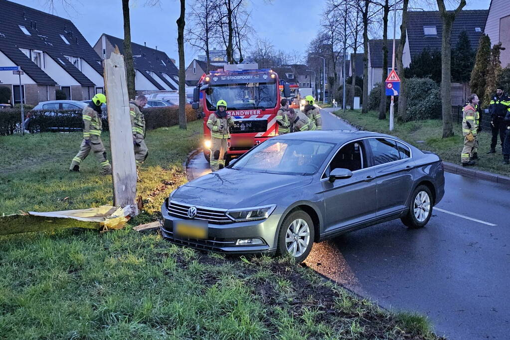 Boom door midden bij aanrijding