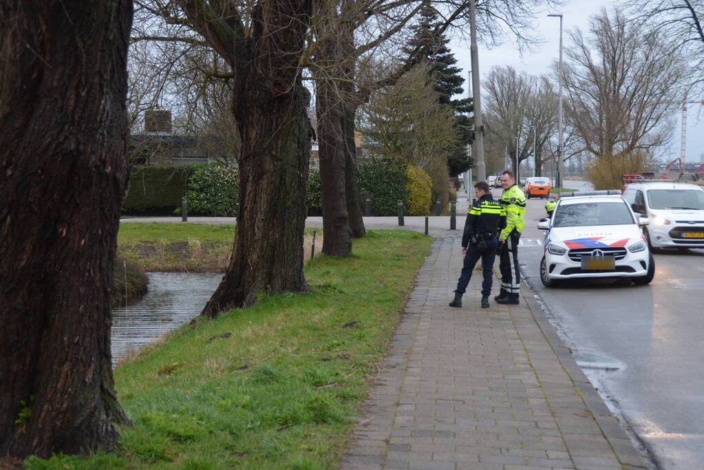 Scooterrijder raakt van de weg en haalt nat pak