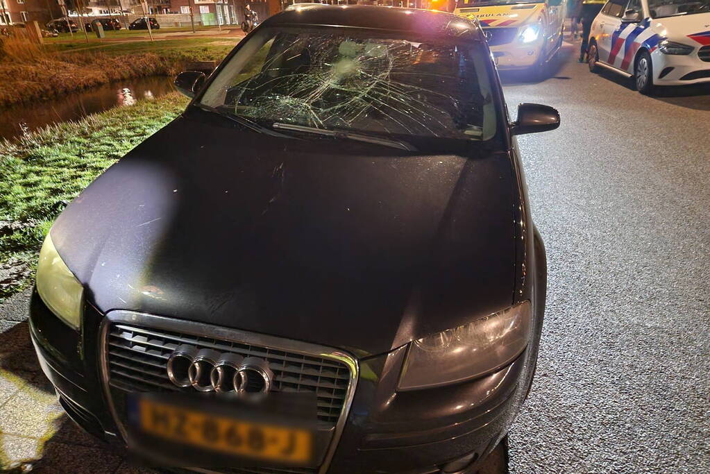 Vrouw op fiets aangereden door automobilist