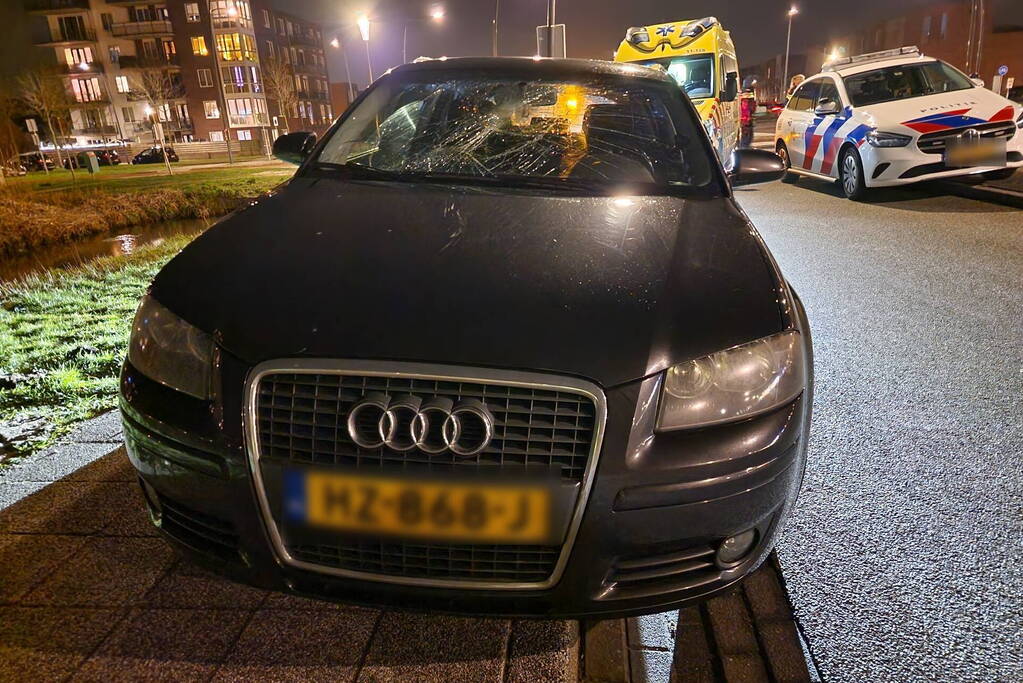 Vrouw op fiets aangereden door automobilist