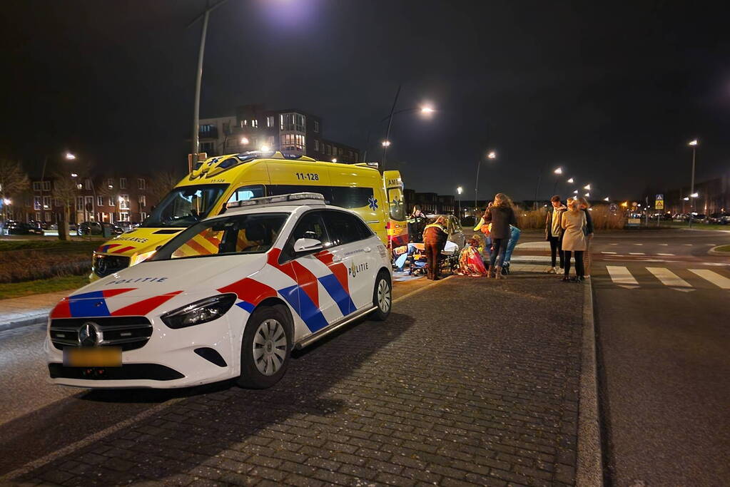 Vrouw op fiets aangereden door automobilist