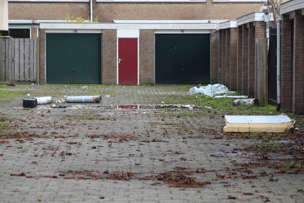 Dakdekkers spullen waaien van dak