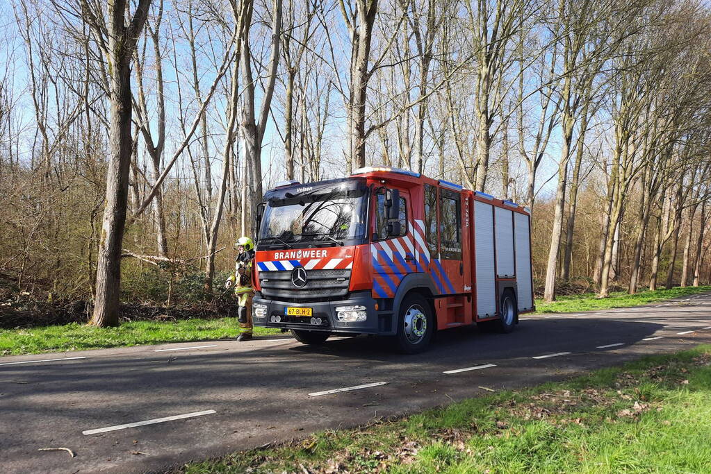 Omgewaaide bomen blokkeren weg