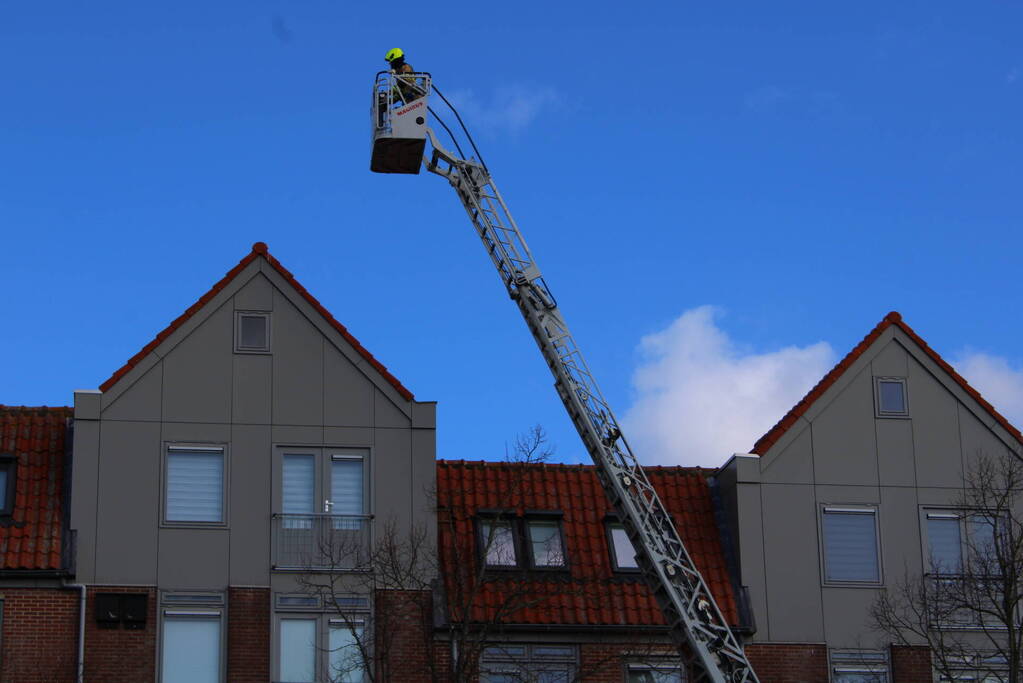Rondvliegende dakpannen vallen op fietspad