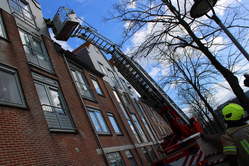 Rondvliegende dakpannen vallen op fietspad