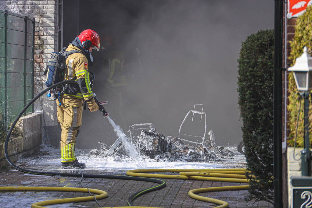 Brommobile vliegt bij garage Militant in brand