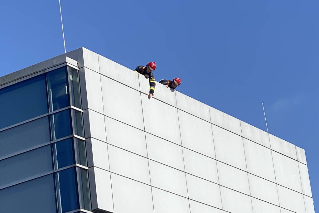 Gevelplaten dreigen door wind naar beneden te vallen