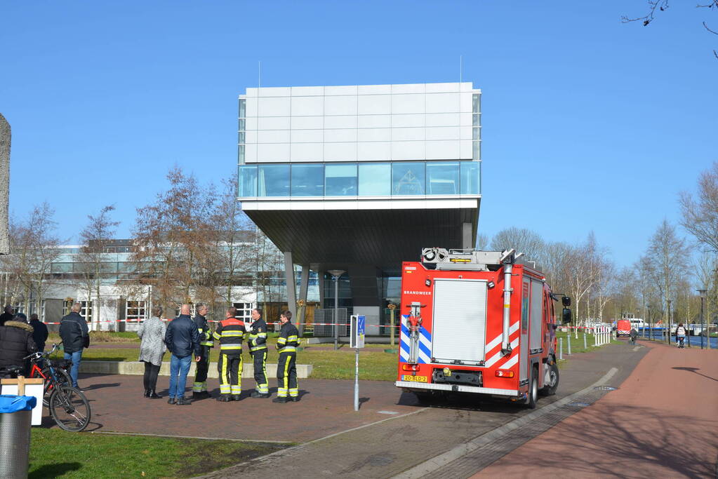 Gevelplaten dreigen door wind naar beneden te vallen