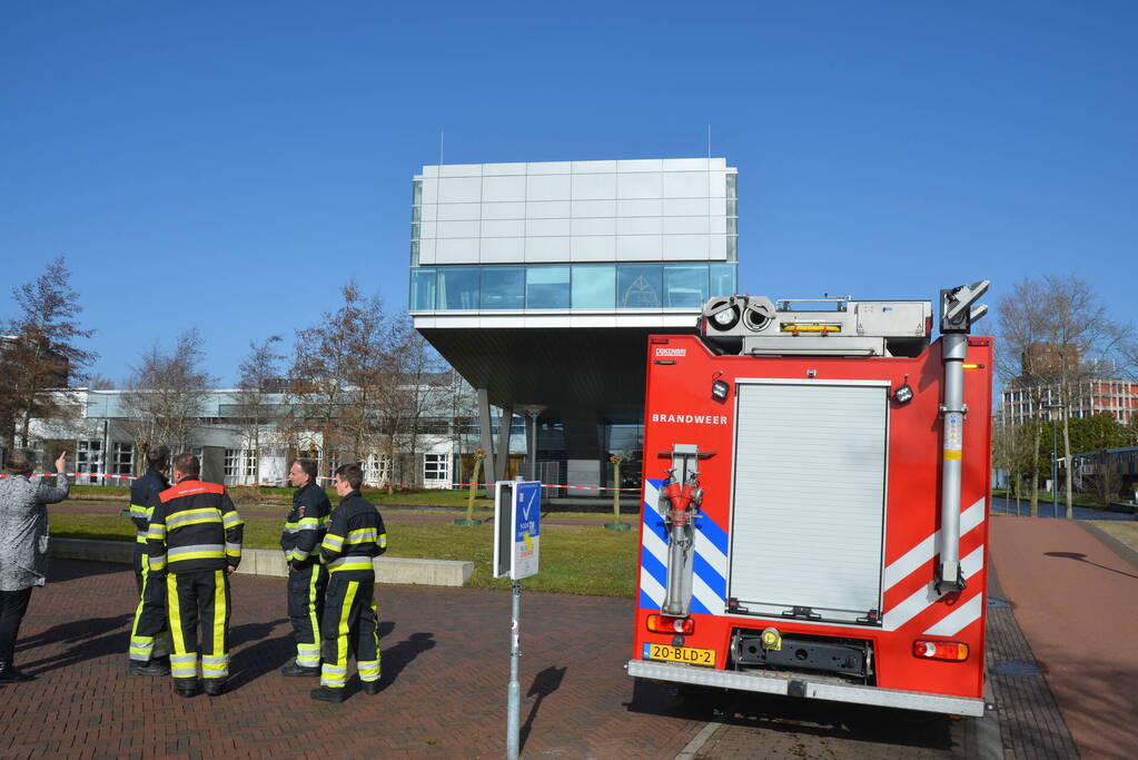 Gevelplaten dreigen door wind naar beneden te vallen